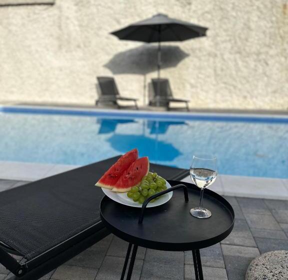 ویلای یک اتاق خوابه با استخر شنا, Vila Hana