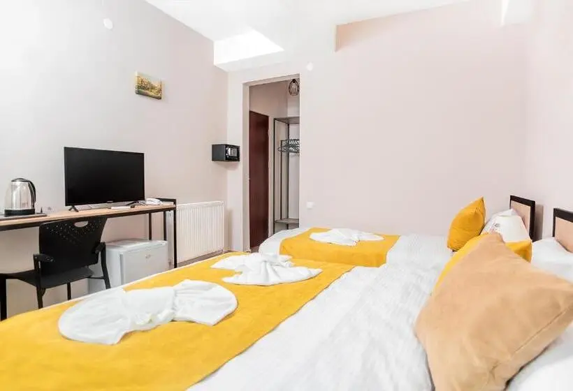 Economy Triple Room, Diuma