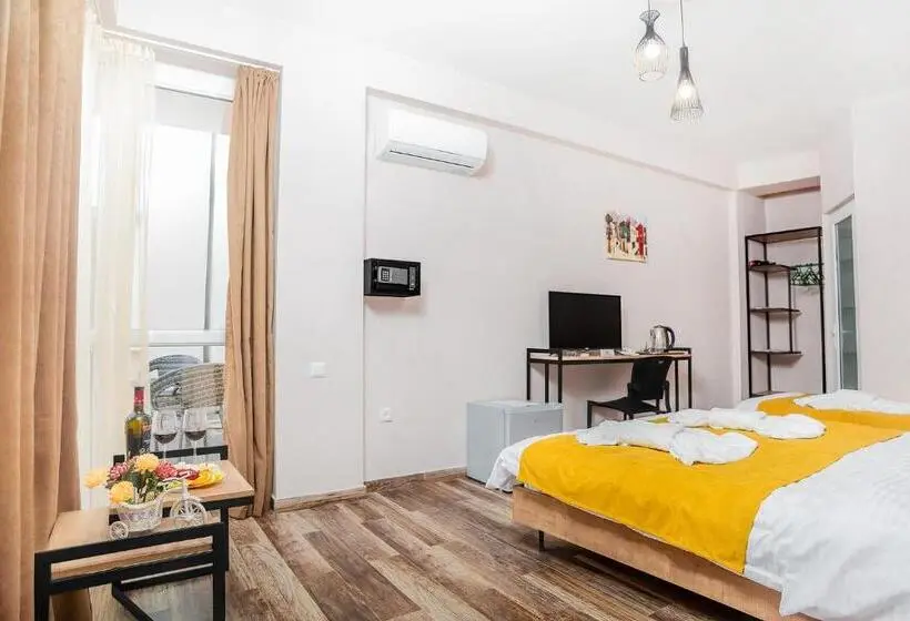 Economy Triple Room, Diuma