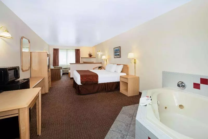 キングサイズベッドのデラックススイート, Inn At Lander, Travelodge By Wyndham