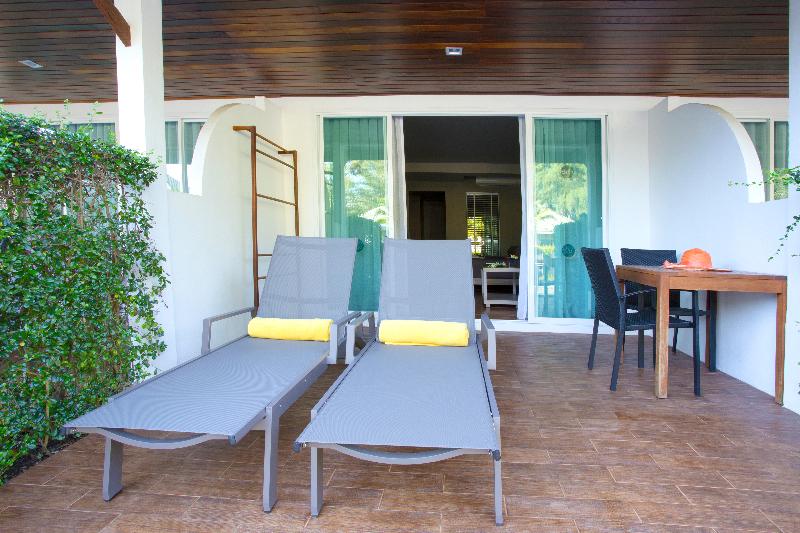 جناح, Holiday Inn Express & Suites   Dalton   Walnut Ave, An Ihg