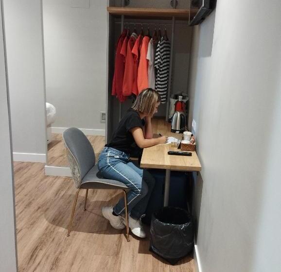 キングサイズベッドのスーペリアルーム, Habital Suites