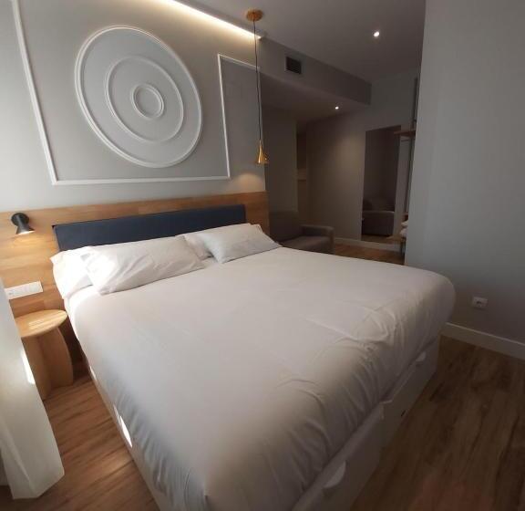 اتاق سوپریور با تخت بزرگ, Habital Suites