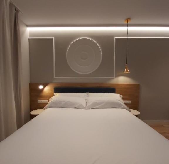 キングサイズベッドのスーペリアルーム, Habital Suites