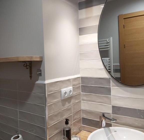 キングサイズベッドのスーペリアルーム, Habital Suites