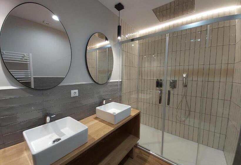 キングサイズベッドのデラックスルーム, Habital Suites