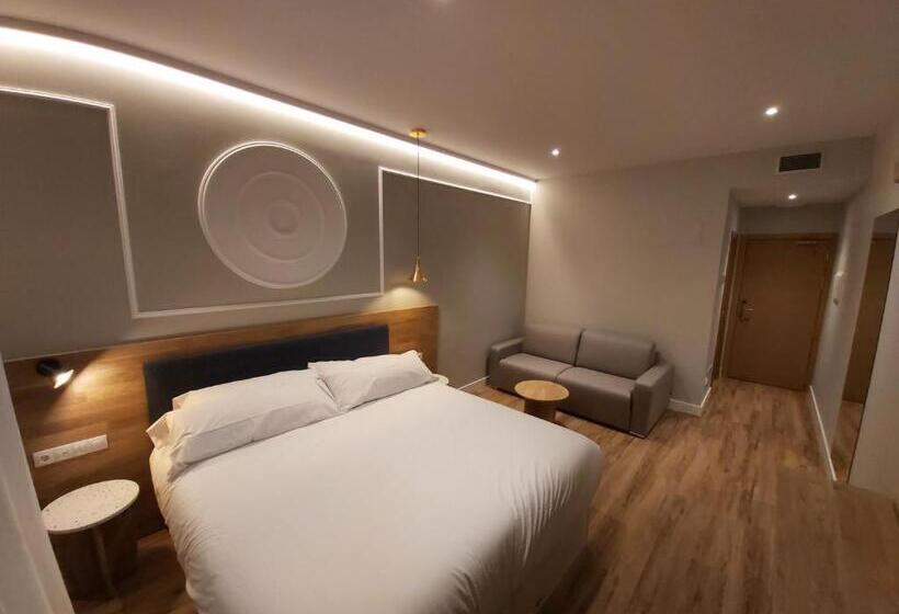 חדר דחוקס עם מיטת קינג, Habital Suites