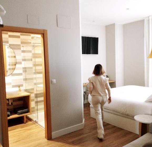 キングサイズベッドのスーペリアルーム, Habital Suites