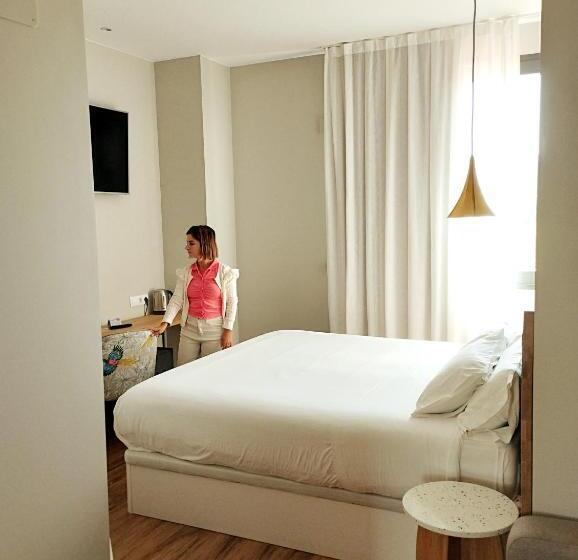 キングサイズベッドのスーペリアルーム, Habital Suites