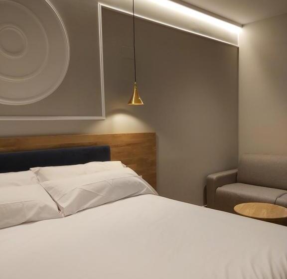 اتاق لوکس با تخت بزرگ, Habital Suites