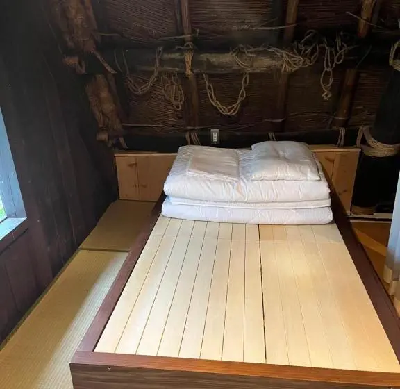 ルームシェアのワンベッド, Guesthouse Kazura