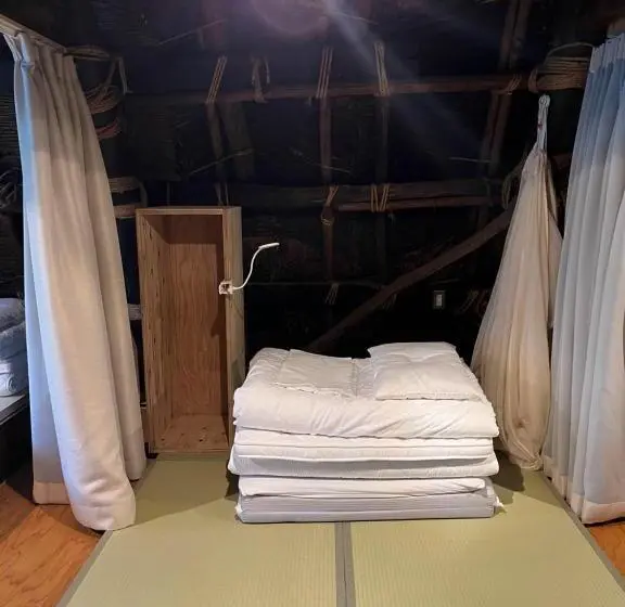 ルームシェアのワンベッド, Guesthouse Kazura