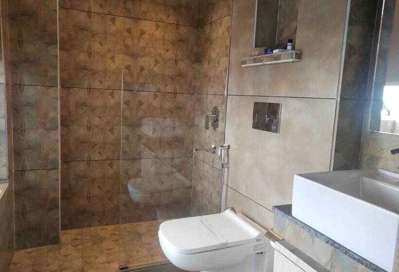 Номер Deluxe, Malghotras