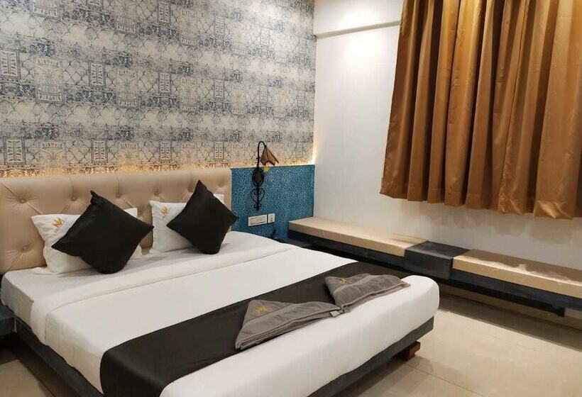 Номер Deluxe, Malghotras