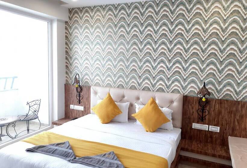 Номер Deluxe, Malghotras