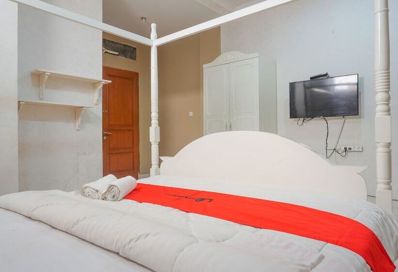 Номер Deluxe, Reddoorz Near Kemang Square