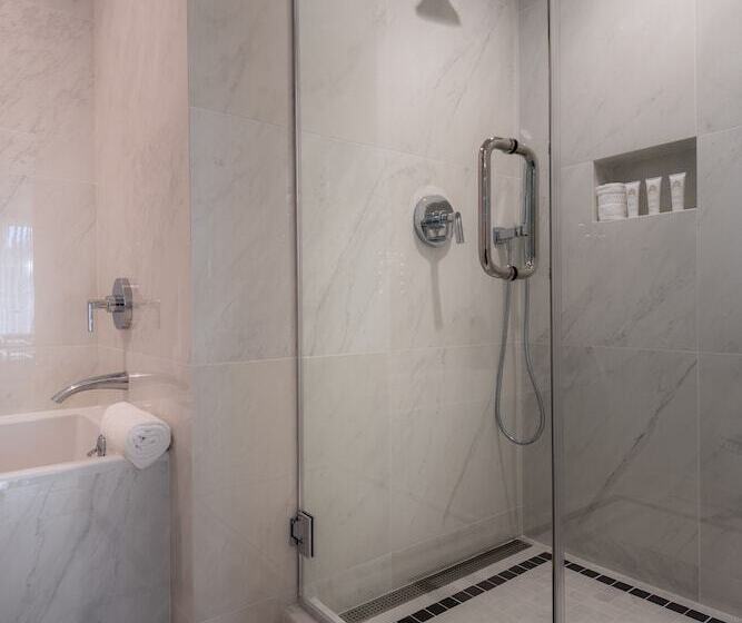 جناح ديلوكس, Beverly Hills Plaza Hotel & Spa