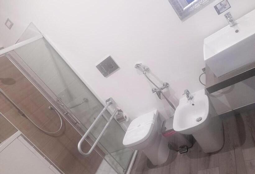 חדר סטנדרט מותאם לאדם עם מוגבלויות, White House & B