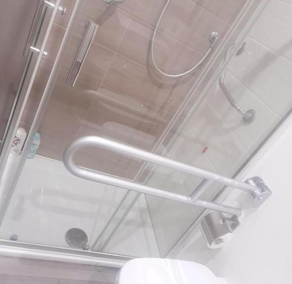 חדר סטנדרט מותאם לאדם עם מוגבלויות, White House & B