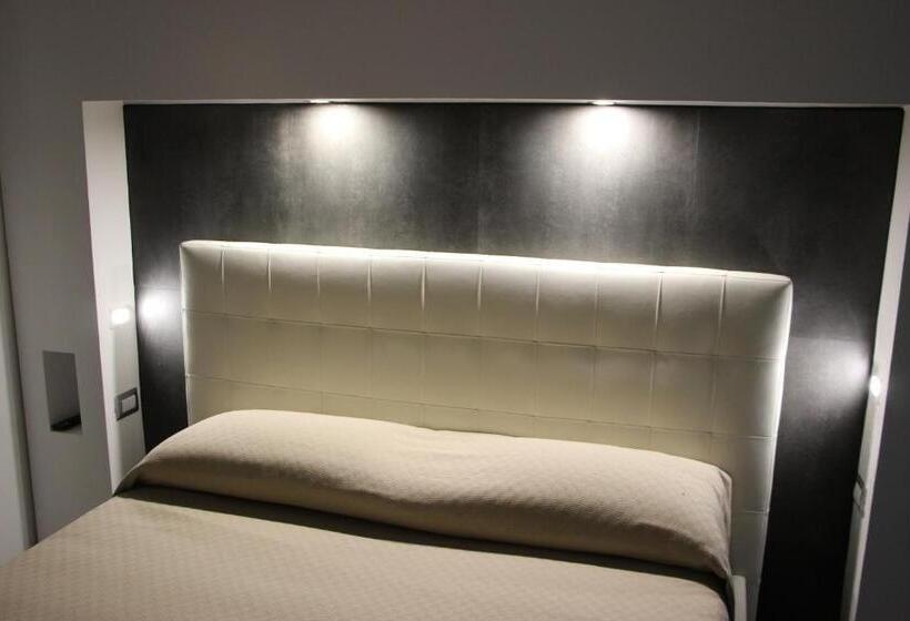 חדר סטנדרט מותאם לאדם עם מוגבלויות, White House & B