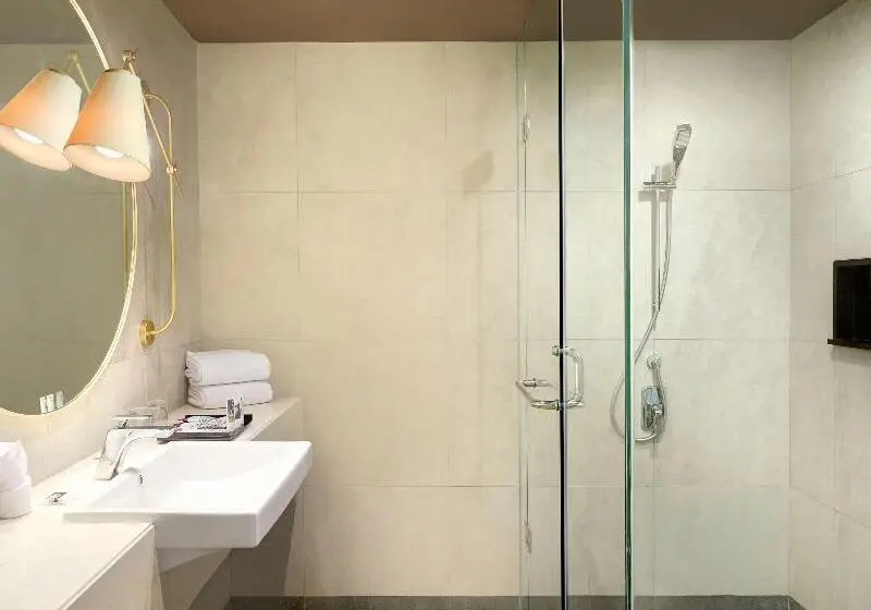 キングサイズベッドのデラックスルーム, Mercure Makassar Nexa Pettarani
