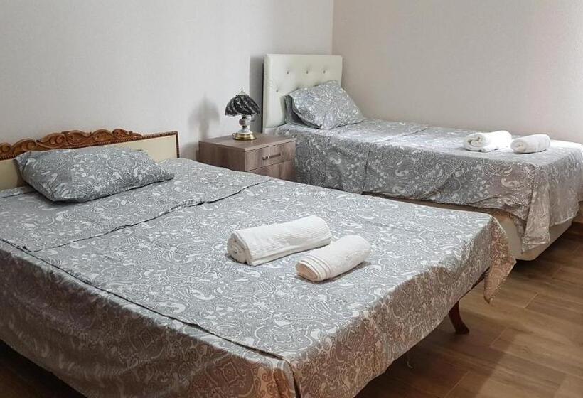 Economy Triple Room, Villalia