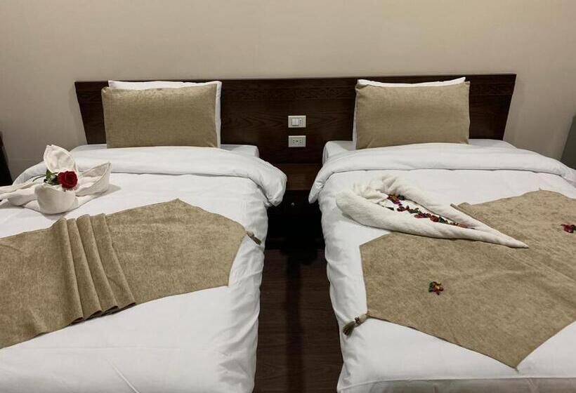 اتاق استاندارد چهارنفره با بالکن, Miramar Talaat Harb Square