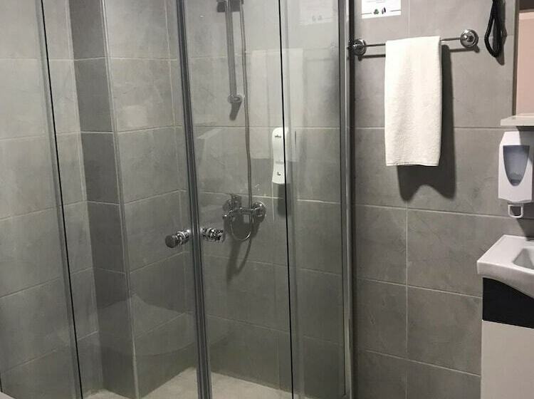 חדר משפחתי, The Breeze