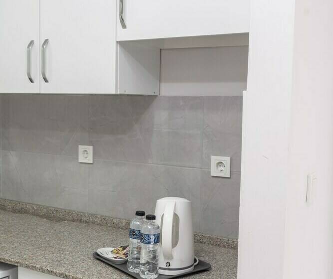 חדר משפחתי, The Breeze