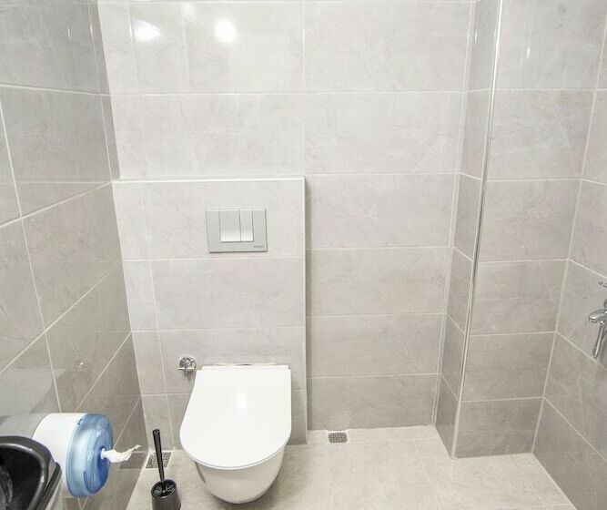 חדר משפחתי, The Breeze