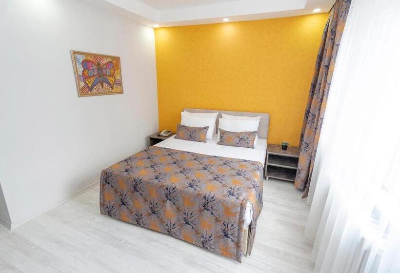 חדר סטנדרט, The Breeze