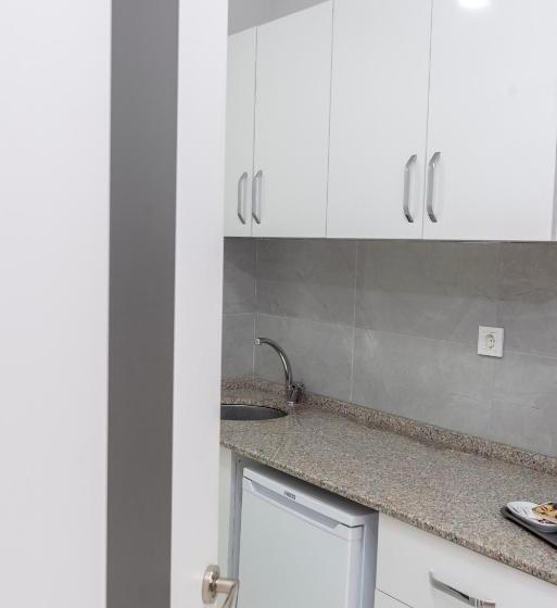 חדר אקונומי, The Breeze