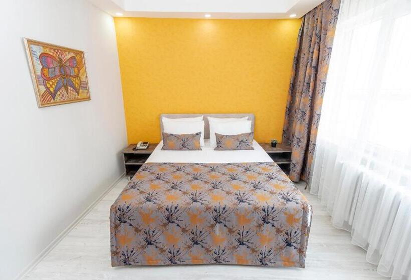 חדר אקונומי, The Breeze