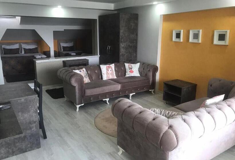 סוויטה עם מרפסת, The Breeze