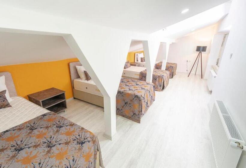 סוויטה עם מרפסת, The Breeze