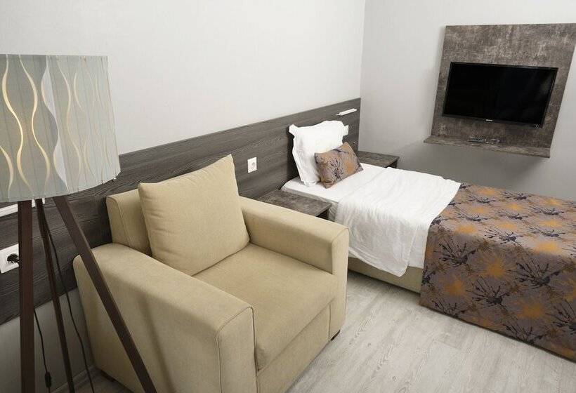 חדר משפחתי, The Breeze