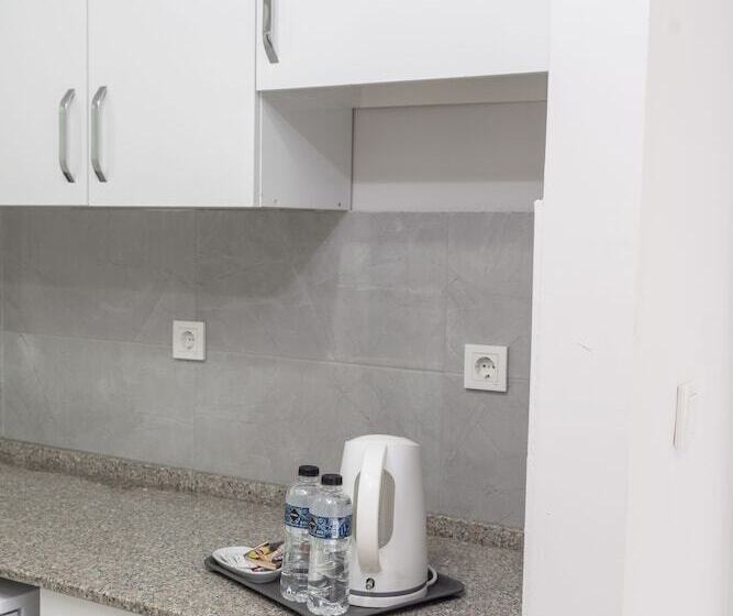 חדר משפחתי, The Breeze