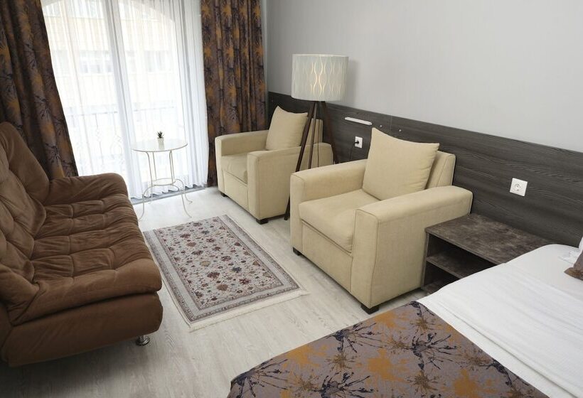 חדר משפחתי, The Breeze