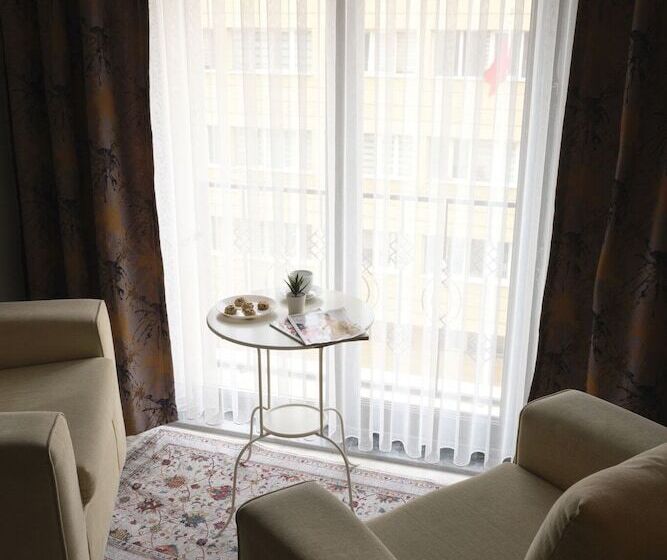 חדר משפחתי, The Breeze