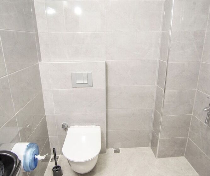 חדר אקונומי, The Breeze