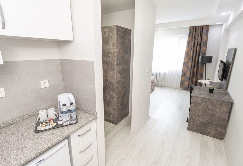 חדר אקונומי, The Breeze