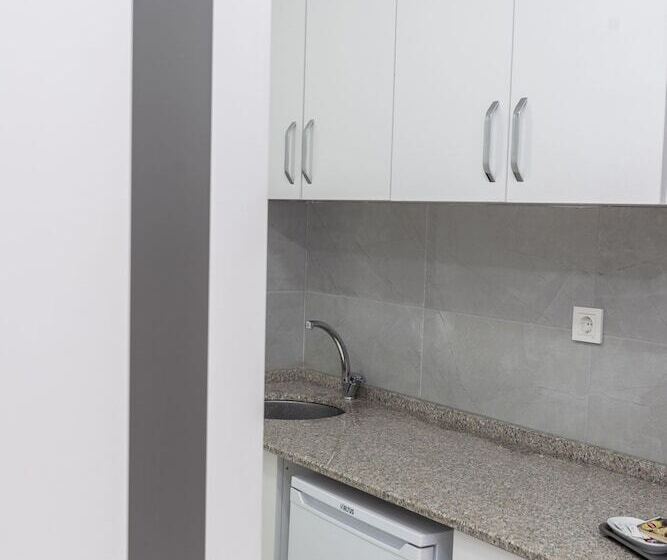 חדר אקונומי, The Breeze