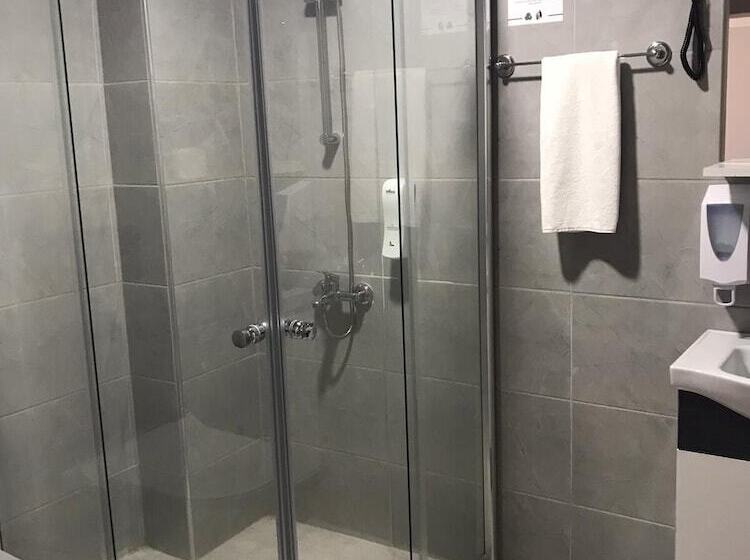 חדר אקונומי, The Breeze