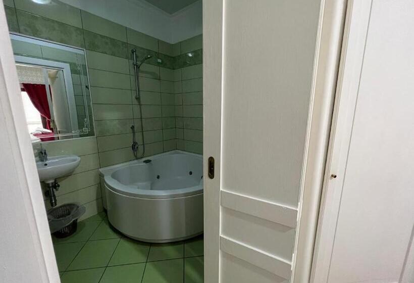 סוויטת ג'וניור, Tiffany