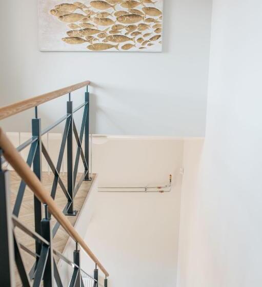 اتاق لوکس, Kaksteist Apartments