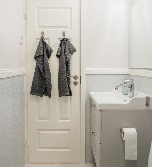 اتاق لوکس, Kaksteist Apartments