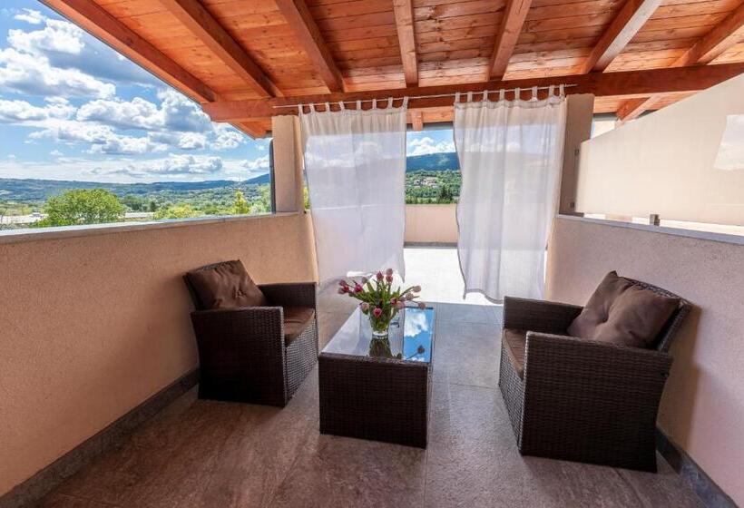 اتاق اکونومی, Angelo