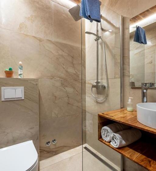 اتاق اکونومی, Angelo