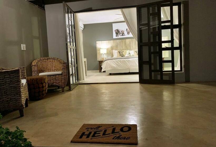 חדר משפחתי, The Wilds Guest House