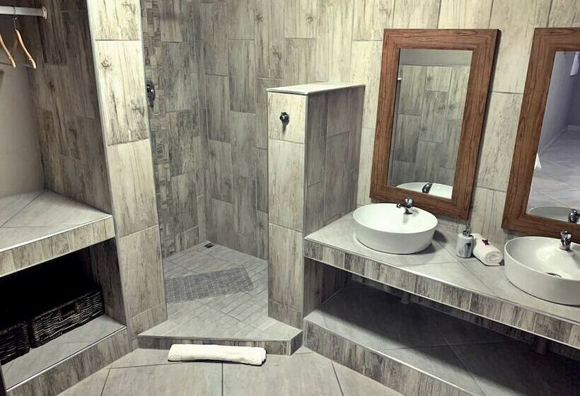 חדר משפחתי, The Wilds Guest House